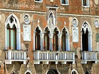 Façade du Palazzo Da Mula à Murano sur le Canale degli Angeli dans la Lagune nord de Venise