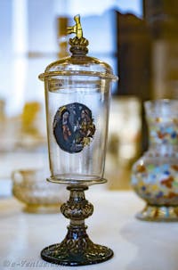 Vase religieux en verre de Murano émaillé du XVIIe siècle au musée du verre de l'île de Murano à Venise