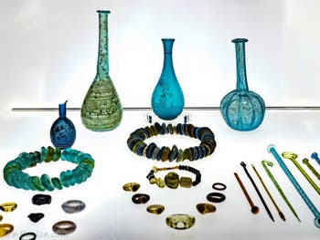 Carafe, colliers et bagues en verre de Murano du XVe siècle, au musée du verre de l'île Murano à Venise