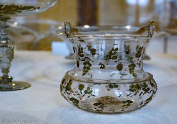 Seau en verre de Murano émaillé à froid, de la moitié du XVIe siècle, au musée du verre de Murano à Venise