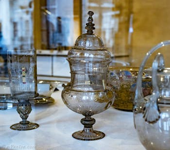 Coupe à dragées ou reliquaire, verre fumé gravé à la pointe de diamant, émaillé à froid et doré à l'or fin, seconde moitié du XVIe siècle, au musée du verre de Murano à Venise