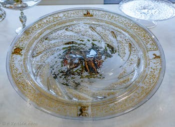 Apollon et les muses de Marcantonio Raimondi, plat de parade émaillé et doré à froid sur le revers, de la moitié du XVIe siècle, au musée du verre de Murano à Venise