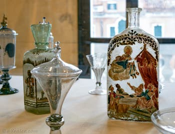 Flacons en verre de Murano émaillé, XVIIe-XVIIIe siècle au musée du verre de l'île de Murano à Venise