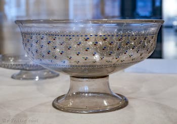 Coupe sur pied en verre incolore soufflé et émaillé à chaud avec des émaux multicolores et de l'or, fin XVe - début XVIe siècle, musée du verre de Murano à Venise