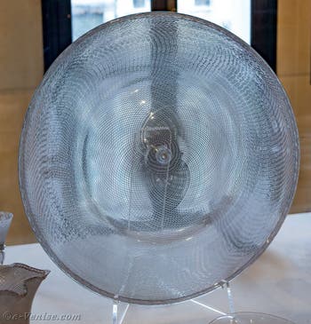 Plat en verre dit Reticella du XVIIe siècle, au musée du verre de l'île de Murano à Venise