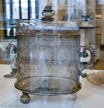Vase avec couvercle en verre fumé et décoré de motifs floraux gravés à la pointe de diamant. Fin du XVIe début du XVIIe siècle, au musée du verre de Murano à Venise