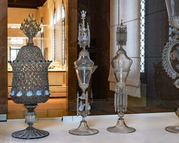 Reliquaires et vases religieux au musée du verre de l'île de Murano à Venise