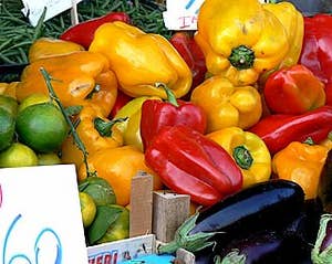 L'Erberia, des amas de tomates, de piments et d'aubergines