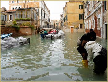Acqua Alta du 1er Décembre 2008. Le Rio (disparu) et la Fondamenta San Severo à Venise