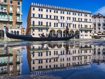 Gondole sur le Grand Canal de Venise devant le Fondaco dei Tedeschi