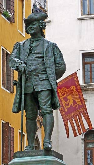 La statue de Carlo Goldoni par Antonio dal Zotto au Campo San Bartolomeo à Venise