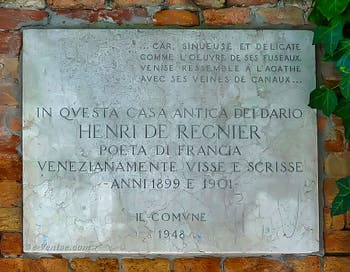 Plaque commémorative située sur le mur du jardin du Palazzo Dario, sur le Campiello Barbaro, qui honore Henri de Régnier, dans le Sestier du Dorsoduro à Venise