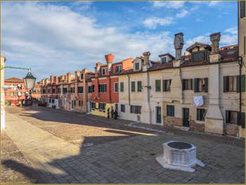 La Corte dei Cordami et ses fameuses cheminées vénitiennes sur l'île de la Giudecca à Venise.