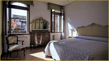 La chambre principale de l'appartement Campiello Barbaro, dans le Sestier du Dorsoduro à Venise.