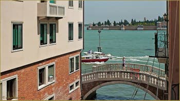 La vue sur le pont de la Panada, la lagune de Venise et l'île de San Michele, dans le Sestier du Cannaregio à Venise.