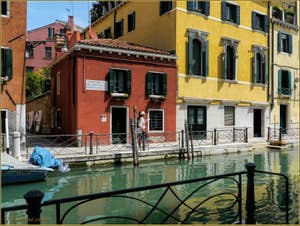 La petite maison Ca' Rio Marin Garzoti (en rouge) devant le rio Marin à Venise.