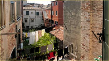 La vue depuis la  Chambre de l'appartement la Tana, dans le Castello à Venise.