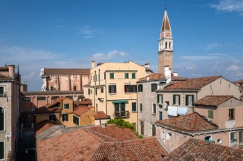 La vue sur le Campanile et les toits de San Francesco de la Vigna depuis la Casa dei Bombardieri à Venise.