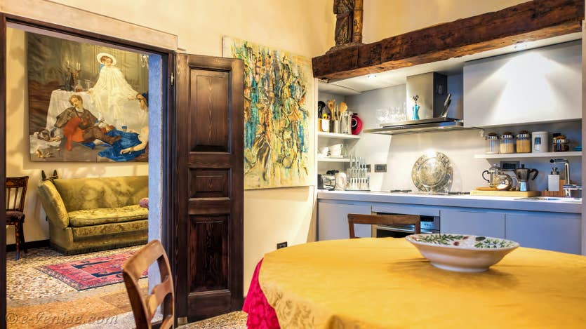 Renting Furatola Aponal in Venice, the dining room kitchen