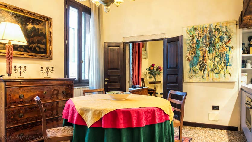 Renting Furatola Aponal in Venice, the dining room kitchen