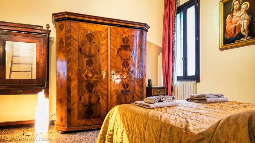 Renting Furatola Aponal in Venice, the bedroom