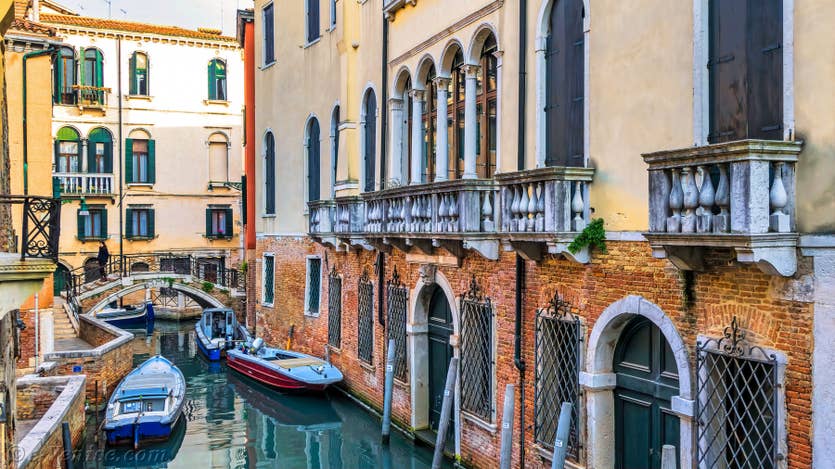 Renting Furatola Aponal in Venice, the view of the Rio de Sant'Aponal