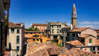 La vue sur le Campanile et les toits de San Francesco de la Vigna depuis la Casa dei Bombardieri à Venise.