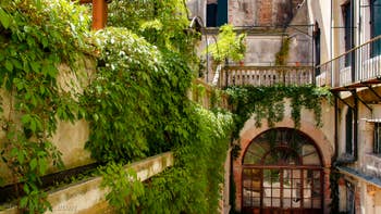La vue depuis le Salon Salle à Manger sur le palais voisin de la Cristie Terrasse, dans le Sestier du Castello à Venise.