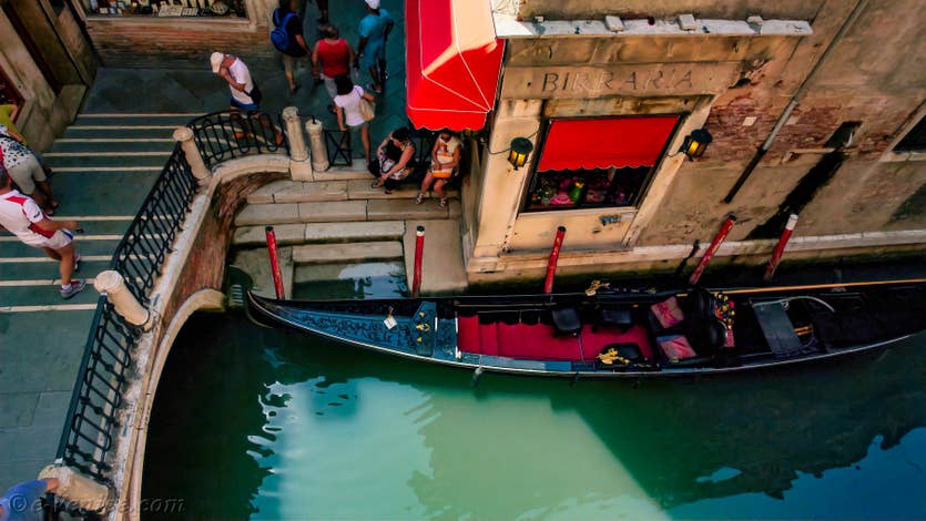 Renting Ferali Zulian in Venice, view of the gondolas and the Rio