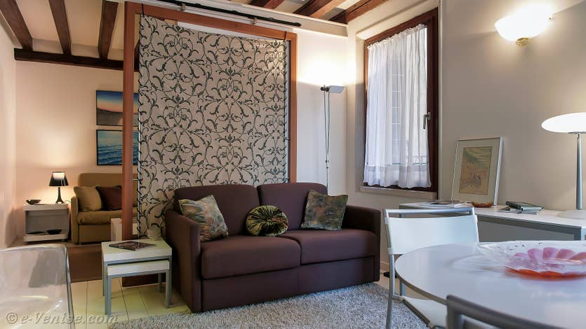 Renting Ferali Zulian in Venice, the living and dining room