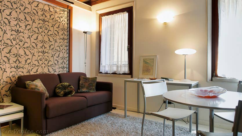 Renting Ferali Zulian in Venice, the living and dining room