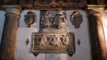 Les Sculptures de l'entrée de Goldoni Vista, dans le Sestier de Saint-Marc à Venise.