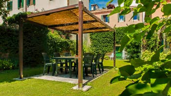 Le jardin privé de l'appartement Jardin del Marangon, dans le Sestier du Dorsoduro à Venise.