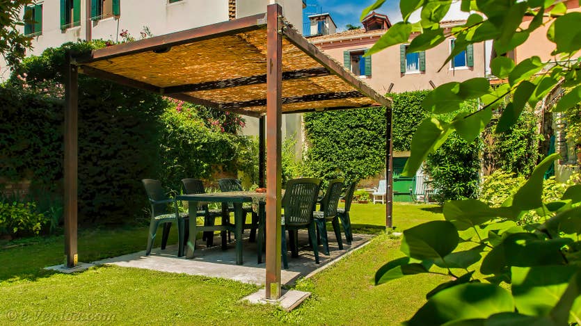 Location Jardin del Marangon à Venise, le jardin et sa terrasse ombragée