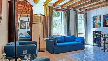 Le salon salle à manger de l'appartement Jardin Lorenzo Lion, dans le Sestier du Castello à Venise.