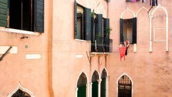 La vue sur la cour intérieure du Palazzetto de style Véneto-Gothique.