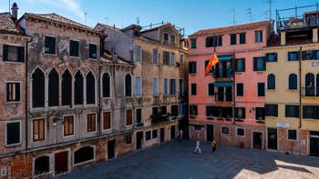 La vue sur le Campo San Silvestro depuis le balcon du Salon de l'appartement Palazzo Silvestro Rava, dans le Sestier de San Polo à Venise.
