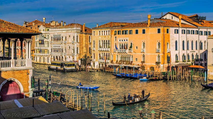 La vue sur le Grand Canal depuis l'appartement Rialto Grand Canal, dans le Sestier de San Polo à Venise.