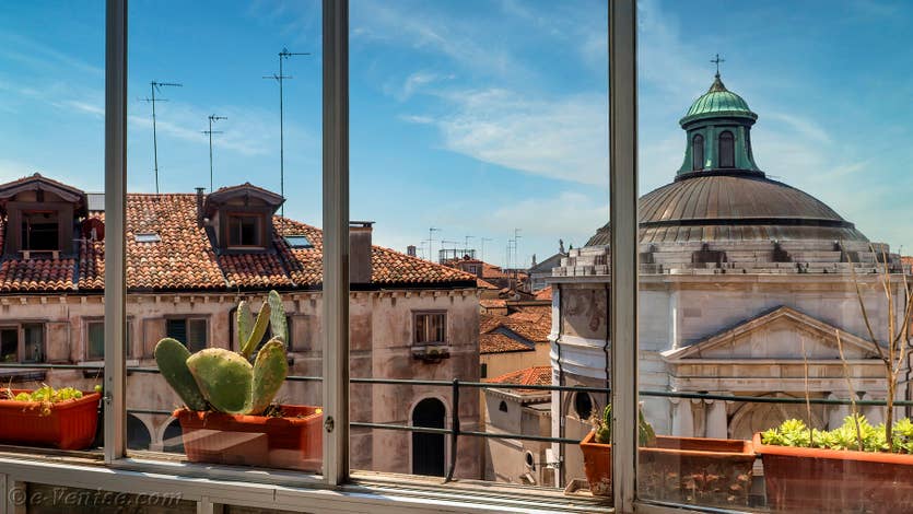 Location Santa Maria Terrasse à Venise, la vue depuis la première terrasse sur l'église de la Madalena