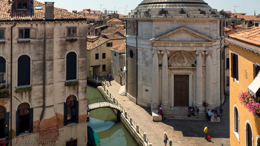 Location Santa Maria Terrasse à Venise, la vue sur l'église de la Madalena