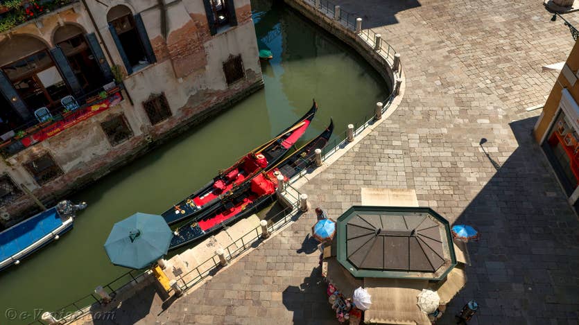Holiday flat Venice Santa Maria terrace, the view of the gondolas