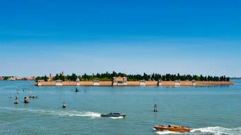La vue sur les îles de San Michele et Murano depuis la terrasse-Altana de l'appartement Vida Terrasse, dans le Sestier du Cannaregio à Venise.