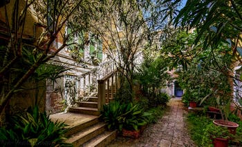 La cour-jardin commune de la maison où se trouve l'appartement San Marziale