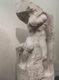Michel-Ange Buonarroti, Atlas prisonnier, sculpture marbre pour le tombeau du pape Jules II, 1530, Galerie de l'Accademia à Florence Italie