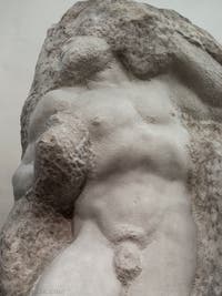 Michel-Ange Buonarroti, l'éveil de l'esclave prisonnier, sculpture marbre pour le tombeau du pape Jules II, 1530, Galerie de l'Accademia à Florence Italie
