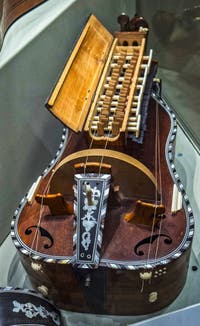Jean Nicolas Lambert, Vielle, acajou et érable, 1775, Musée des instruments musicaux, Galerie de l'Accademia à Florence Italie