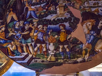 Urbino, grand plat décoré de motifs à la Raphaël et médaillon central avec Muzio Scevola, fin du XVIe siècle, musée du Bargello à Florence Italie