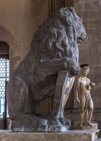 Donatello, Lion Marzocco, 1418-1420, socle de Benedetto da Maiano, 1490, Musée du Bargello à Florence Italie