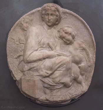 Michelangelo Buonarroti, Madonna con Bambino e San Giovanni Bambino, Tondo Pitti, 1505, Museo del Bargello a Firenze, Italia