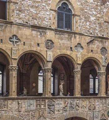 Cortile interno del Museo Palazzo del Bargello a Firenze, Italia